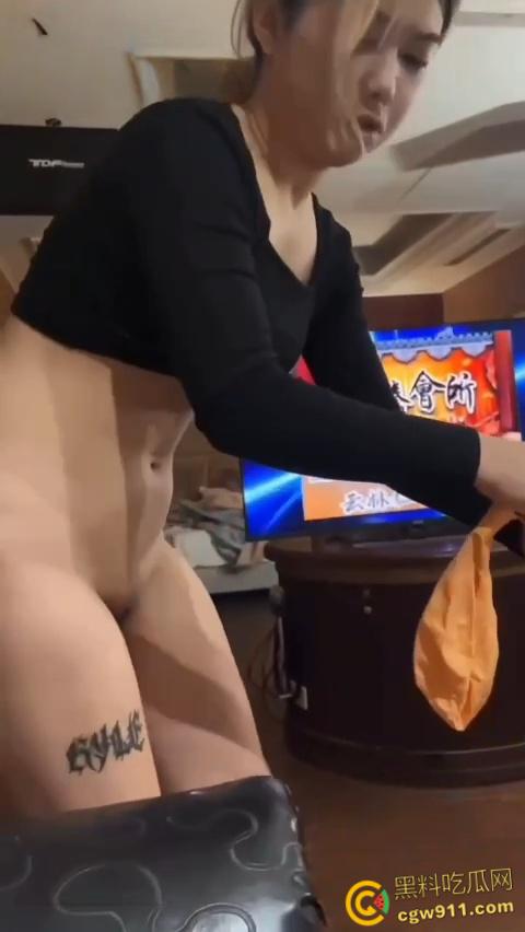 贵州甜美幼师【黄语兹】,大尺度自慰酒店3P视频曝光,身材火辣叫声骚炸天,胸前纹身完美实锤 ! 第6张 贵州甜美幼师【黄语兹】,大尺度自慰酒店3P视频曝光,身材火辣叫声骚炸天,胸前纹身完美实锤 ! 第6张