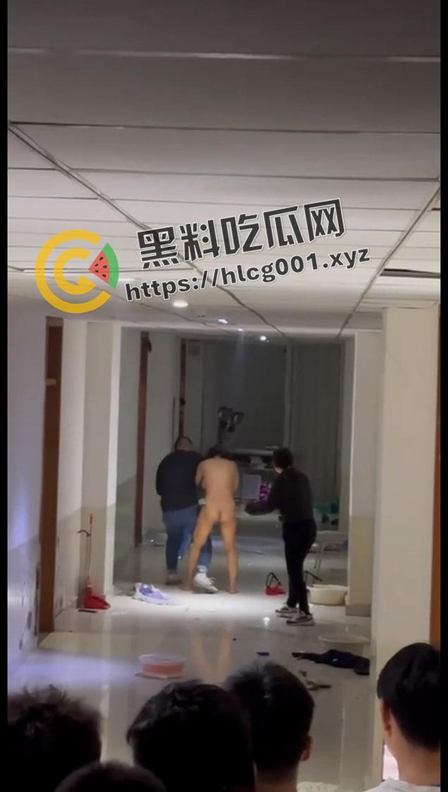 集宁师范学院裸女大闹男生宿舍楼!分手后精神崩溃 一丝不挂大战男生宿舍 小仙女发飙了还给大家看奶子 第1张 集宁师范学院裸女大闹男生宿舍楼!分手后精神崩溃 一丝不挂大战男生宿舍 小仙女发飙了还给大家看奶子 第1张