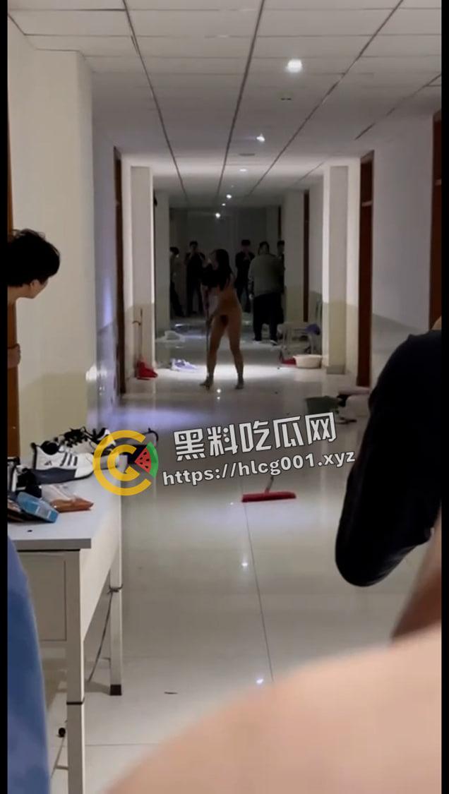 集宁师范学院裸女大闹男生宿舍楼!分手后精神崩溃 一丝不挂大战男生宿舍 小仙女发飙了还给大家看奶子 第3张 集宁师范学院裸女大闹男生宿舍楼!分手后精神崩溃 一丝不挂大战男生宿舍 小仙女发飙了还给大家看奶子 第3张