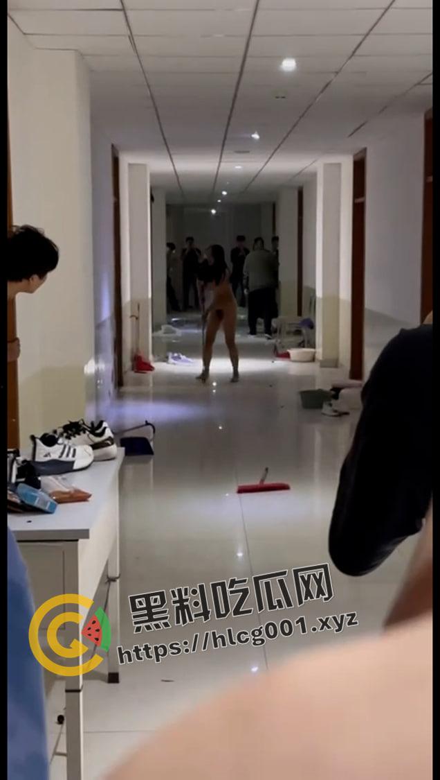 集宁师范学院裸女大闹男生宿舍楼!分手后精神崩溃 一丝不挂大战男生宿舍 小仙女发飙了还给大家看奶子 第4张 集宁师范学院裸女大闹男生宿舍楼!分手后精神崩溃 一丝不挂大战男生宿舍 小仙女发飙了还给大家看奶子 第4张