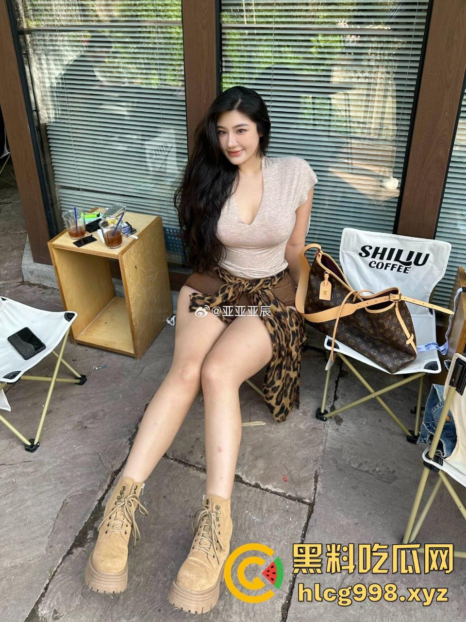 微博网红【亚亚亚辰】56W粉丝奔着肥臀白虎逼！美臀勒B福利，全靠这肥臀吸粉！  第3张