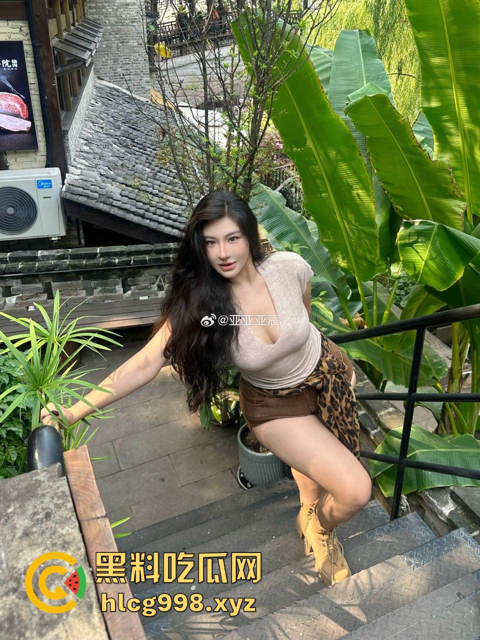 微博网红【亚亚亚辰】56W粉丝奔着肥臀白虎逼！美臀勒B福利，全靠这肥臀吸粉！  第5张