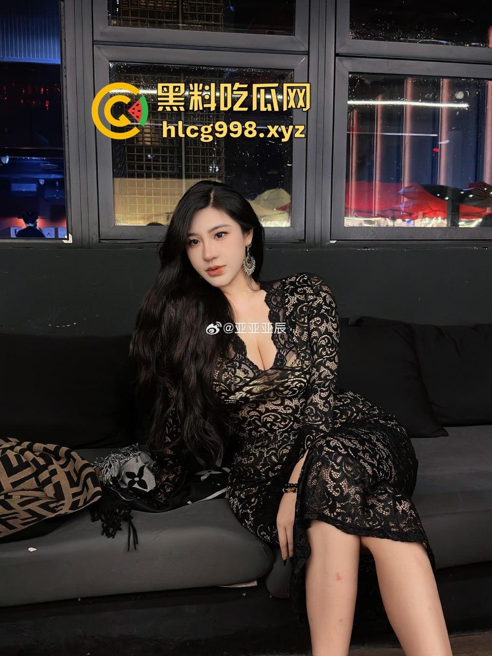 微博网红【亚亚亚辰】56W粉丝奔着肥臀白虎逼！美臀勒B福利，全靠这肥臀吸粉！  第6张