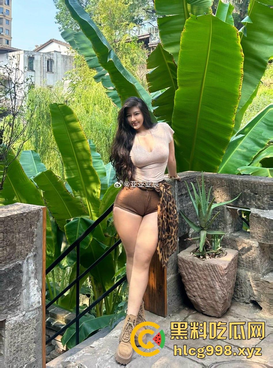 微博网红【亚亚亚辰】56W粉丝奔着肥臀白虎逼！美臀勒B福利，全靠这肥臀吸粉！  第7张