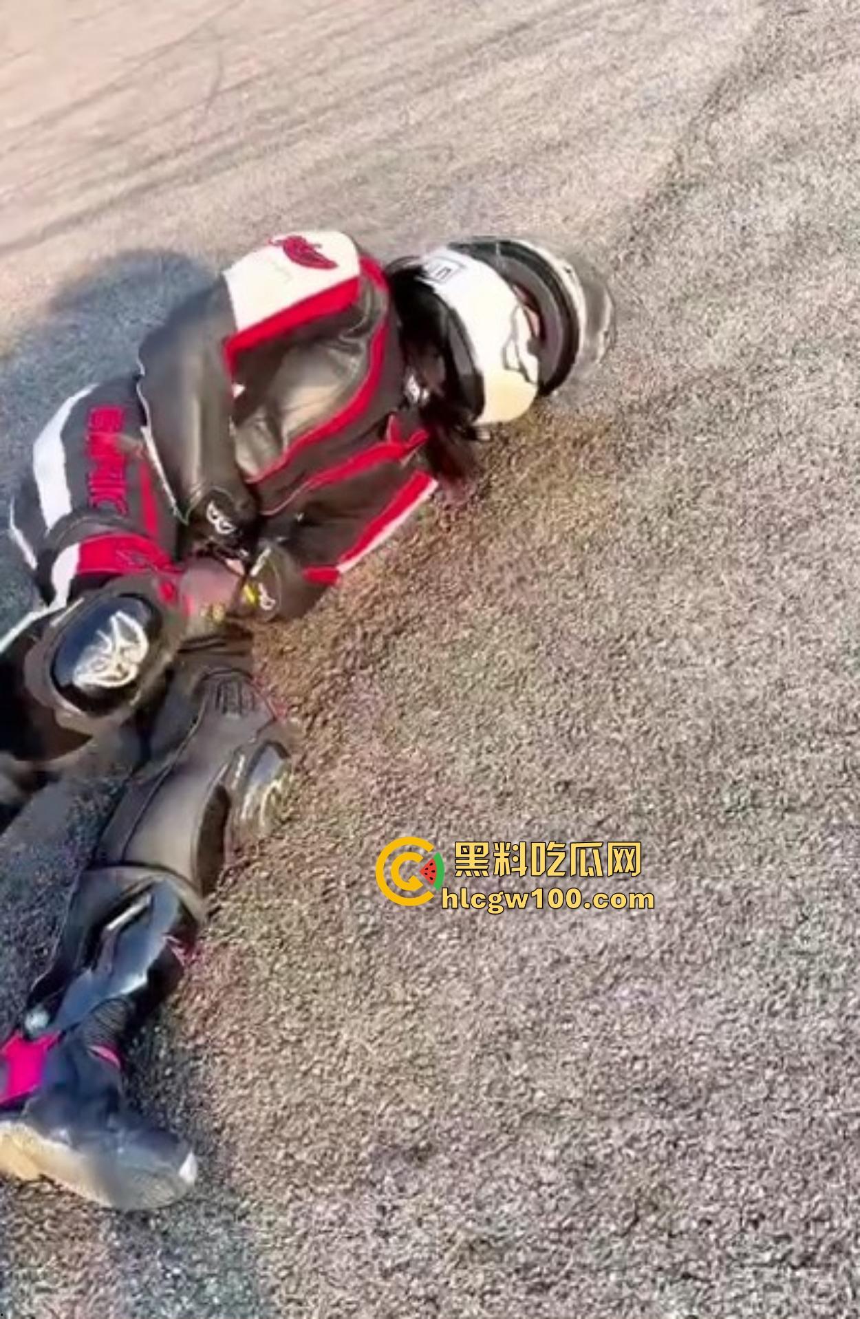 炫技不成逼先疼，女骑士摩托翘头秀失败，结果硬生生撞到小逼痛苦到变形，满脸写着作死的代价！  第1张