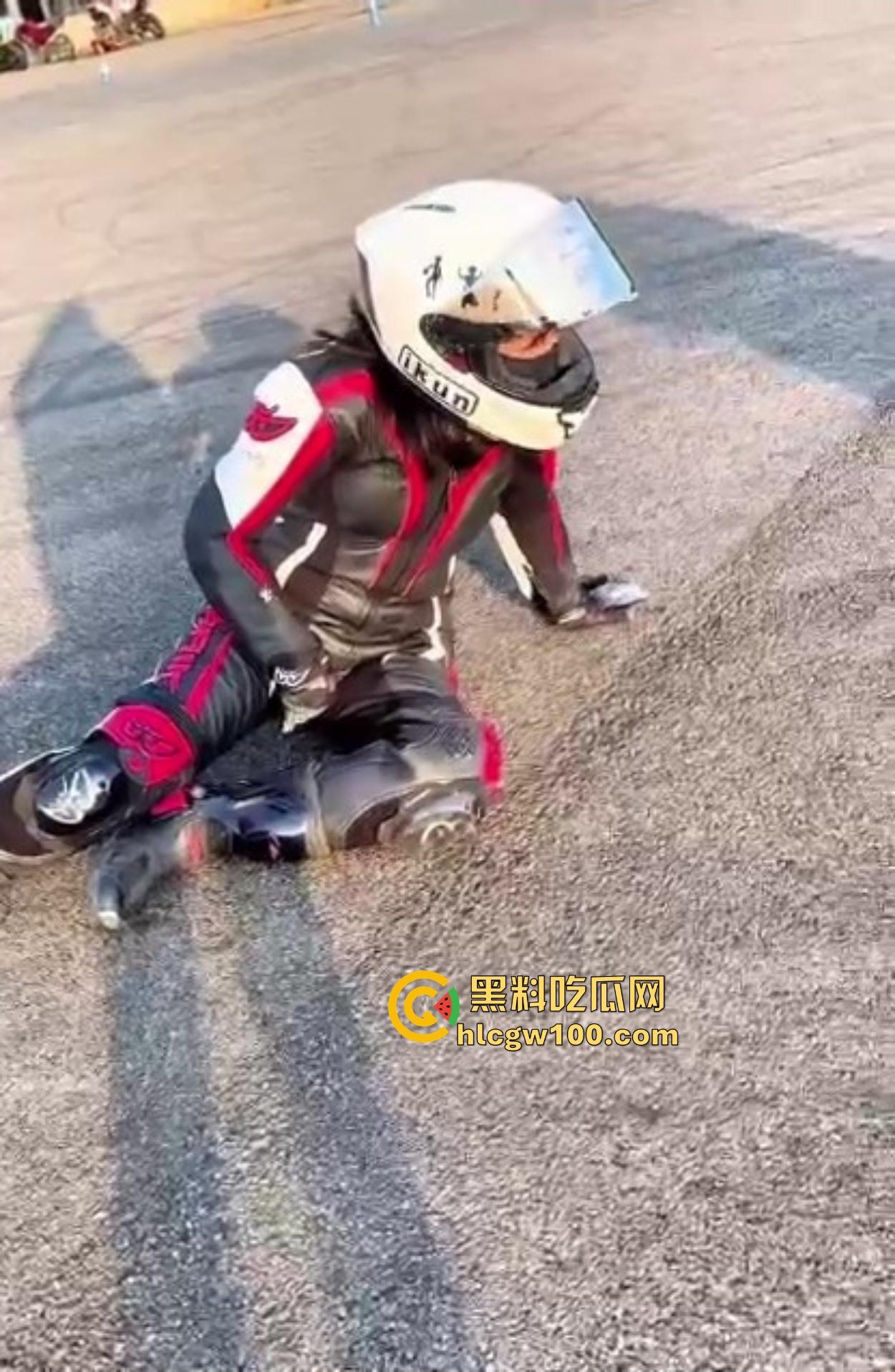 炫技不成逼先疼，女骑士摩托翘头秀失败，结果硬生生撞到小逼痛苦到变形，满脸写着作死的代价！  第2张