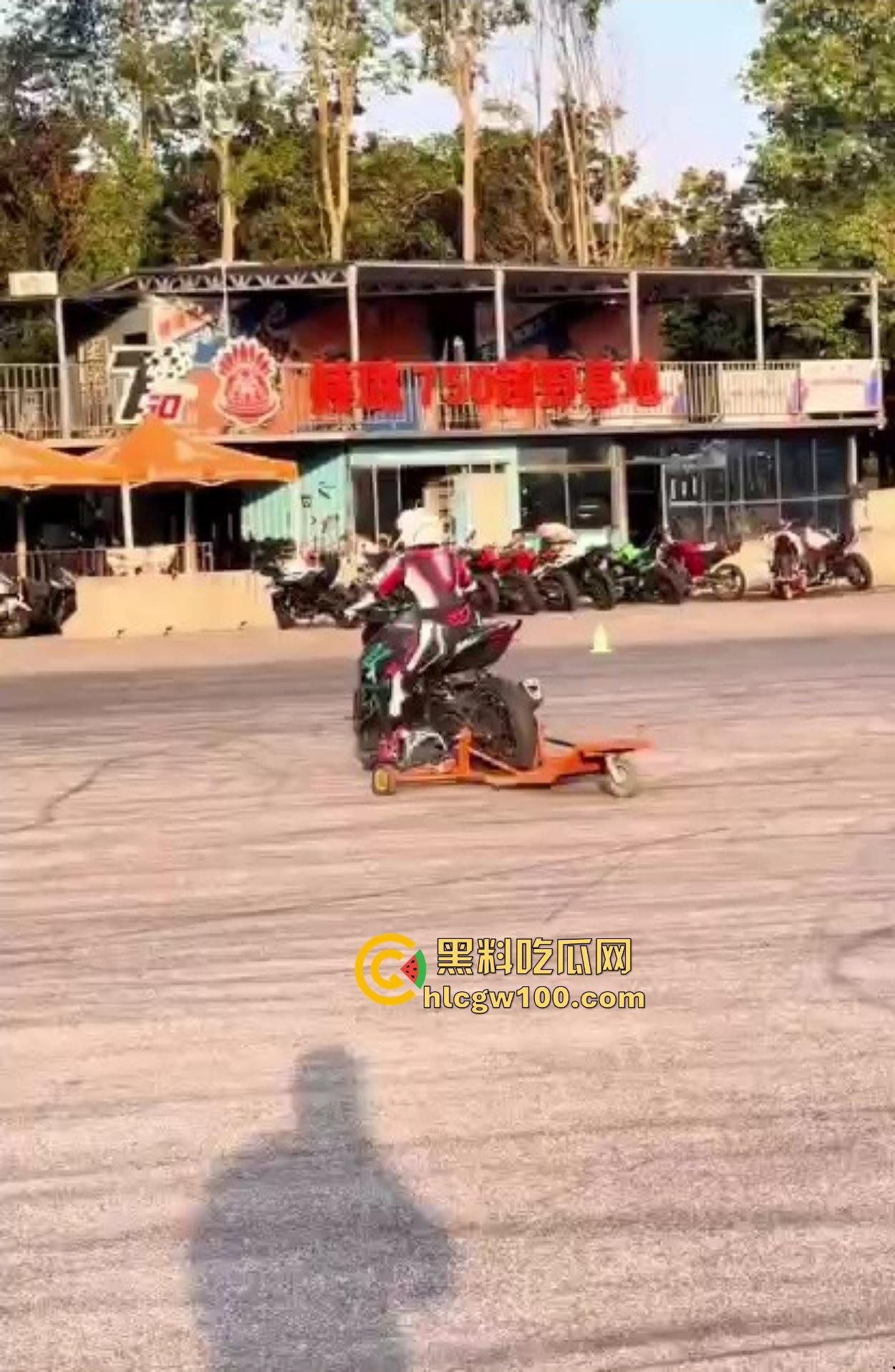 炫技不成逼先疼，女骑士摩托翘头秀失败，结果硬生生撞到小逼痛苦到变形，满脸写着作死的代价！  第3张