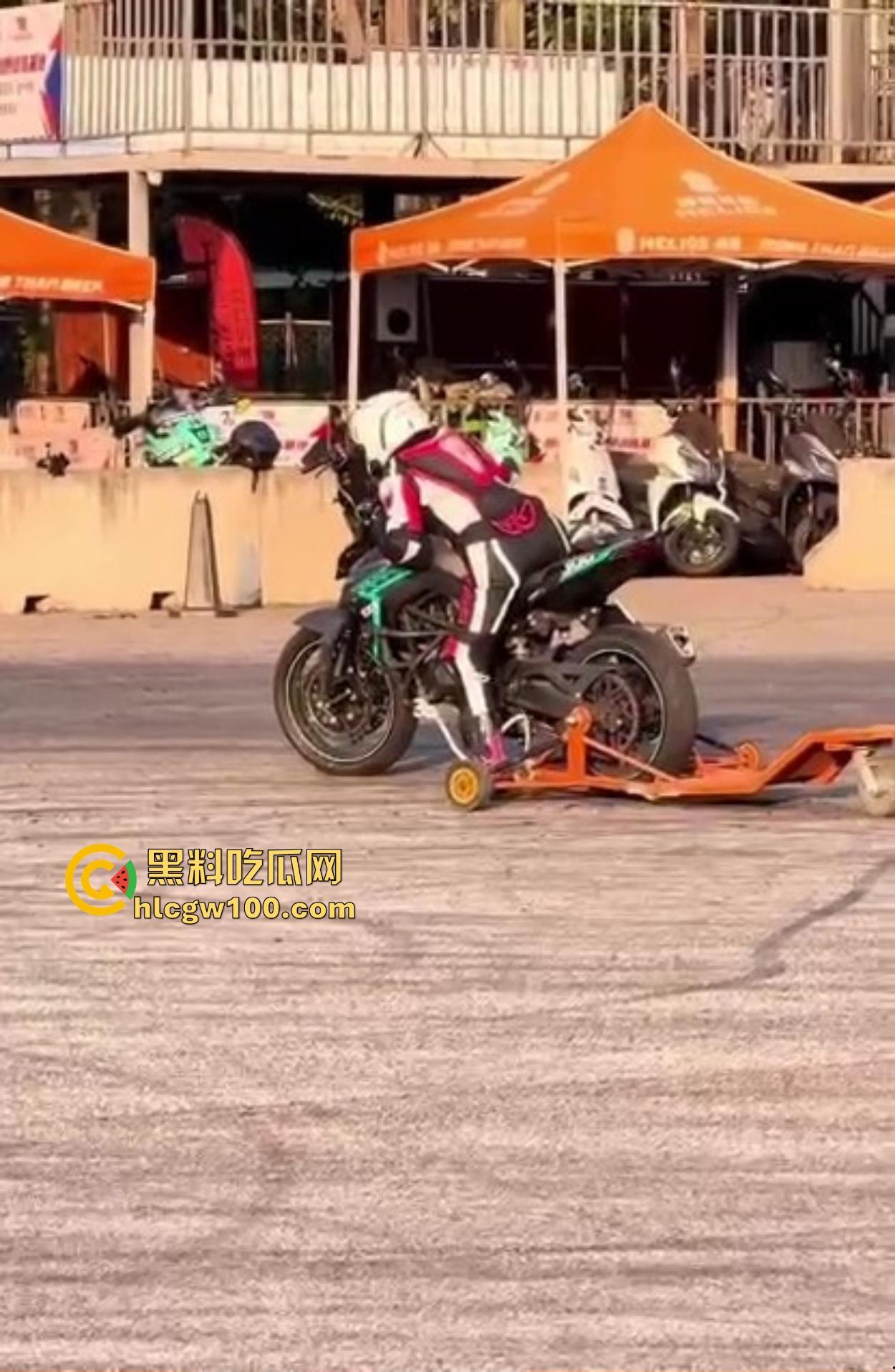 炫技不成逼先疼，女骑士摩托翘头秀失败，结果硬生生撞到小逼痛苦到变形，满脸写着作死的代价！  第4张