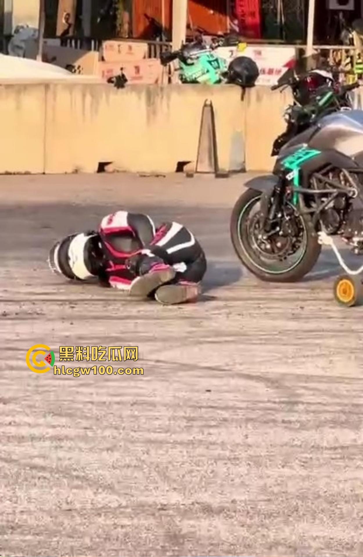 炫技不成逼先疼，女骑士摩托翘头秀失败，结果硬生生撞到小逼痛苦到变形，满脸写着作死的代价！  第5张