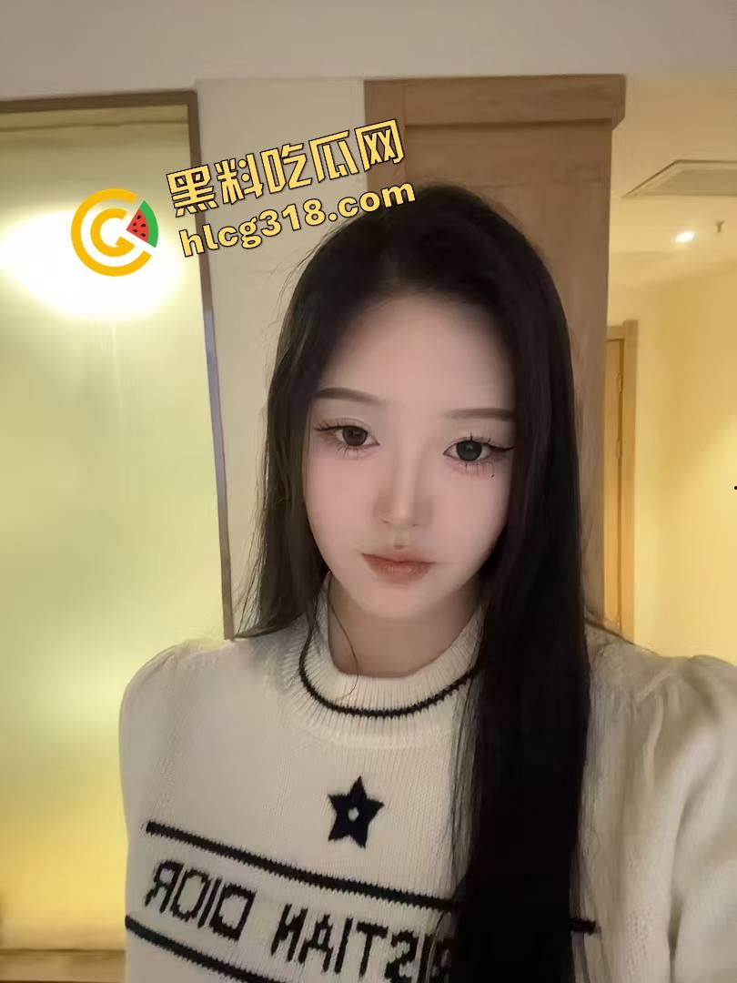 这他妈什么新花样？三级片都不敢这么拍，第一次见有人全裸趴公堂挨打，还他妈打得这么骚！  第1张