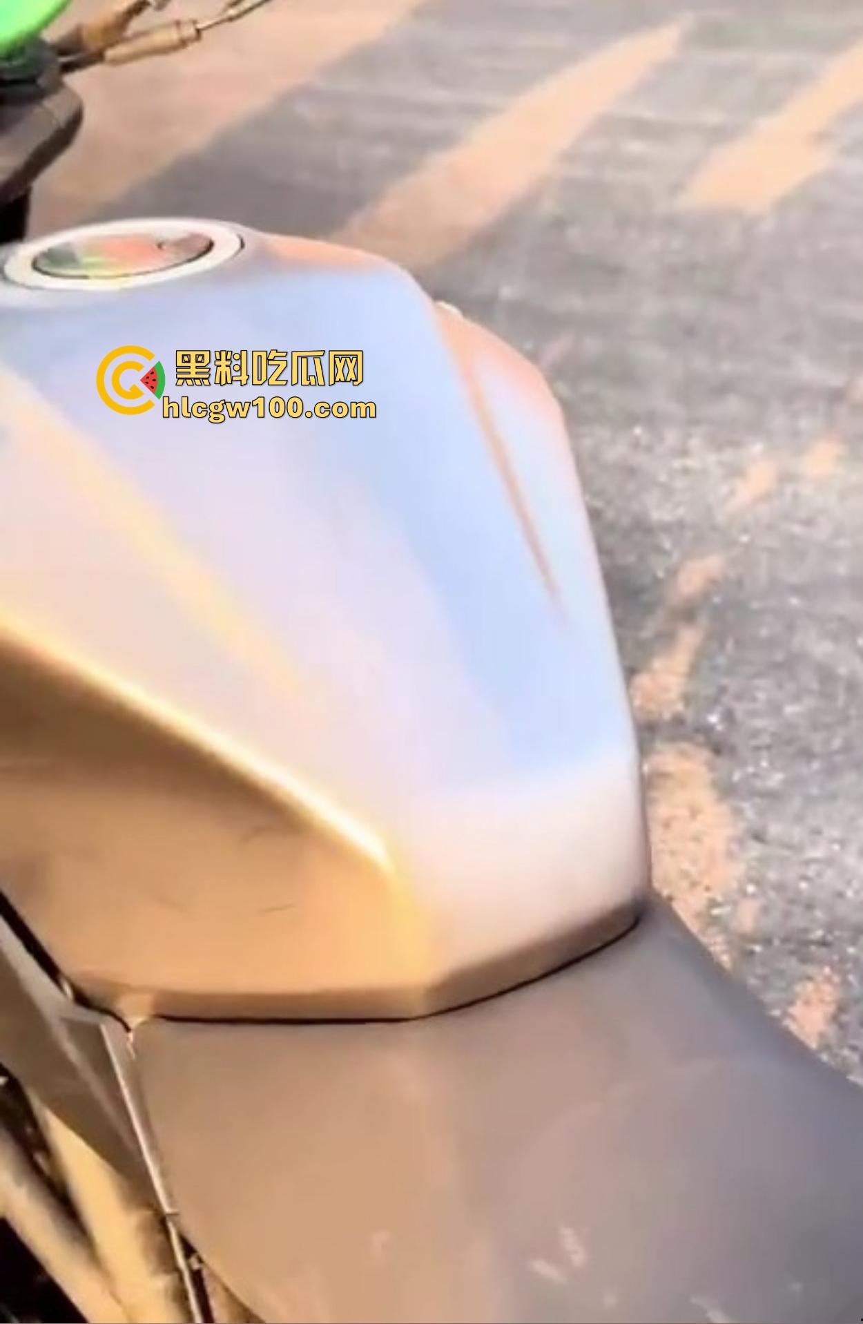 炫技不成逼先疼，女骑士摩托翘头秀失败，结果硬生生撞到小逼痛苦到变形，满脸写着作死的代价！  第7张