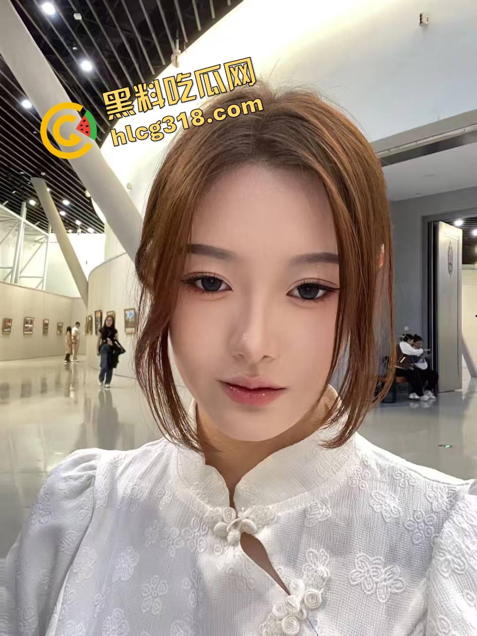 这他妈什么新花样？三级片都不敢这么拍，第一次见有人全裸趴公堂挨打，还他妈打得这么骚！  第3张