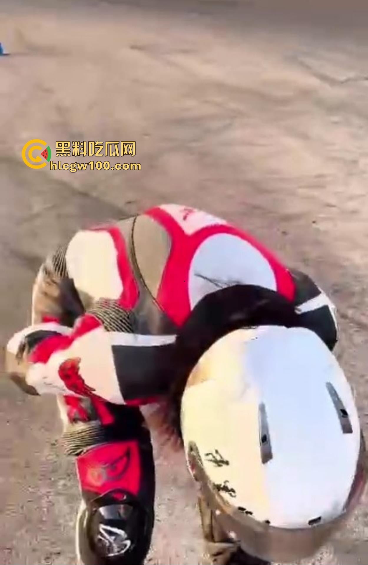 炫技不成逼先疼，女骑士摩托翘头秀失败，结果硬生生撞到小逼痛苦到变形，满脸写着作死的代价！  第8张