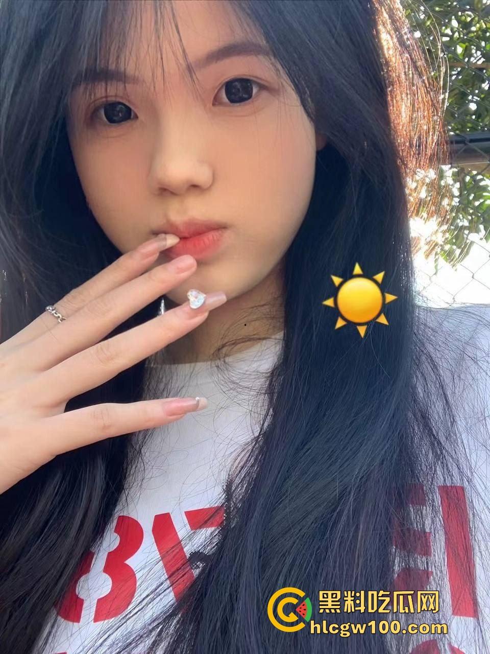 大神成功拿下00后长腿清纯嫩妹，粉嫩制服小套装修长美腿，看似初恋脸小白兔，等着调教成胯下骚母狗！  第1张