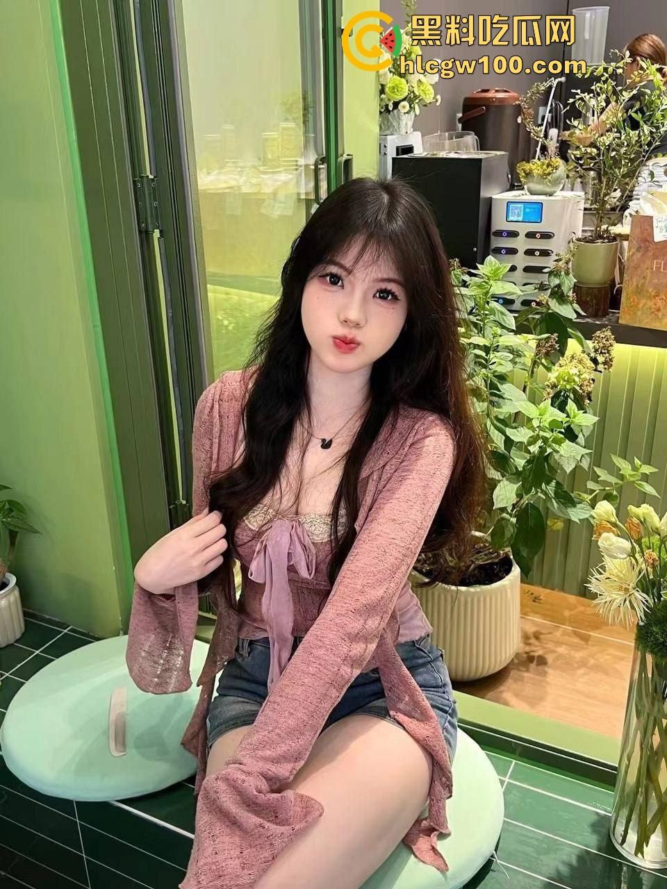 大神成功拿下00后长腿清纯嫩妹，粉嫩制服小套装修长美腿，看似初恋脸小白兔，等着调教成胯下骚母狗！  第2张