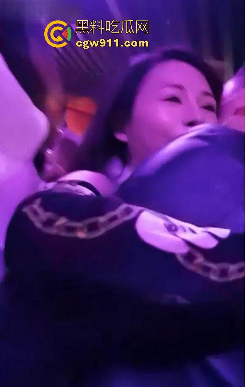 重庆砂舞厅淫乱偷拍!上百妹子紧身裙摇臀等挑,高颜值御姐少妇应有尽有,昏黄灯下抓奶接吻6分钟狂欢! 第2张 重庆砂舞厅淫乱偷拍!上百妹子紧身裙摇臀等挑,高颜值御姐少妇应有尽有,昏黄灯下抓奶接吻6分钟狂欢! 第2张