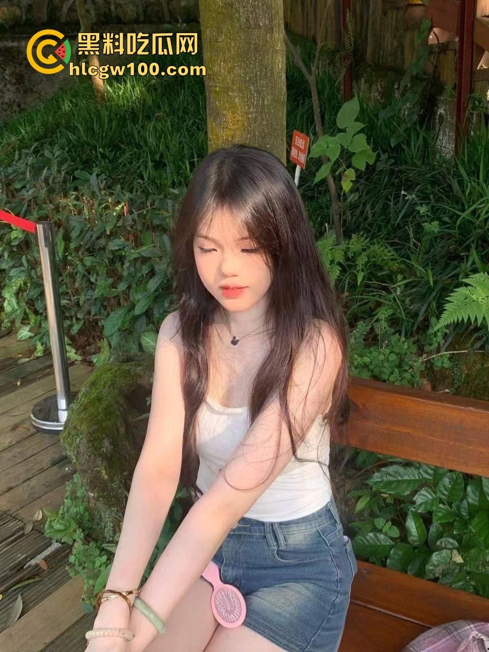 大神成功拿下00后长腿清纯嫩妹，粉嫩制服小套装修长美腿，看似初恋脸小白兔，等着调教成胯下骚母狗！  第3张