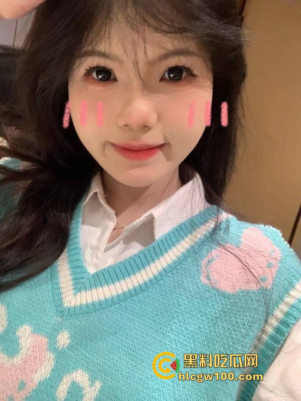 大神成功拿下00后长腿清纯嫩妹，粉嫩制服小套装修长美腿，看似初恋脸小白兔，等着调教成胯下骚母狗！  第4张