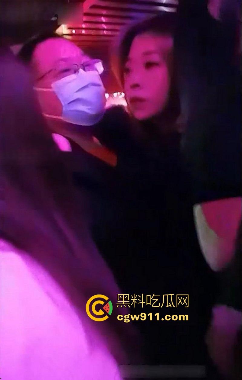 重庆砂舞厅淫乱偷拍!上百妹子紧身裙摇臀等挑,高颜值御姐少妇应有尽有,昏黄灯下抓奶接吻6分钟狂欢! 第4张 重庆砂舞厅淫乱偷拍!上百妹子紧身裙摇臀等挑,高颜值御姐少妇应有尽有,昏黄灯下抓奶接吻6分钟狂欢! 第4张