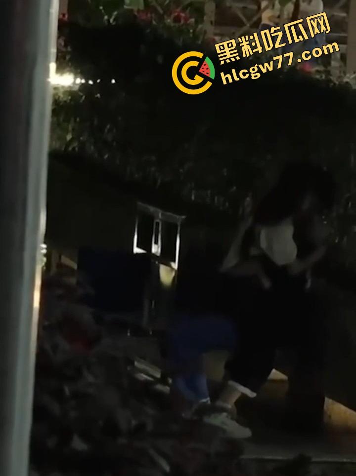 广东食品药品职院情侣操场野战,女友逼痒坐男友腿蹭逼蹭到湿,小哥握腰狂挺差点就插进去! 第7张 广东食品药品职院情侣操场野战,女友逼痒坐男友腿蹭逼蹭到湿,小哥握腰狂挺差点就插进去! 第7张