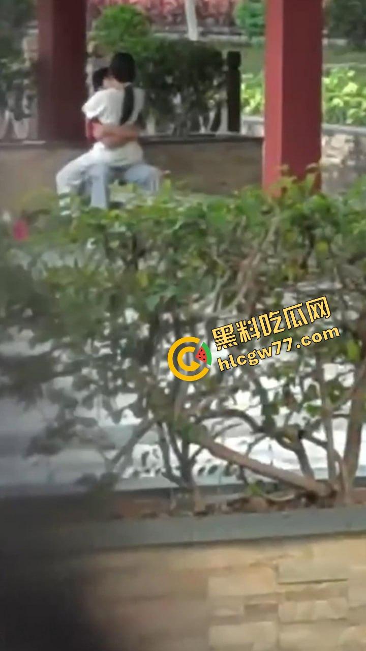广东食品药品职院情侣操场野战,女友逼痒坐男友腿蹭逼蹭到湿,小哥握腰狂挺差点就插进去! 第11张 广东食品药品职院情侣操场野战,女友逼痒坐男友腿蹭逼蹭到湿,小哥握腰狂挺差点就插进去! 第11张