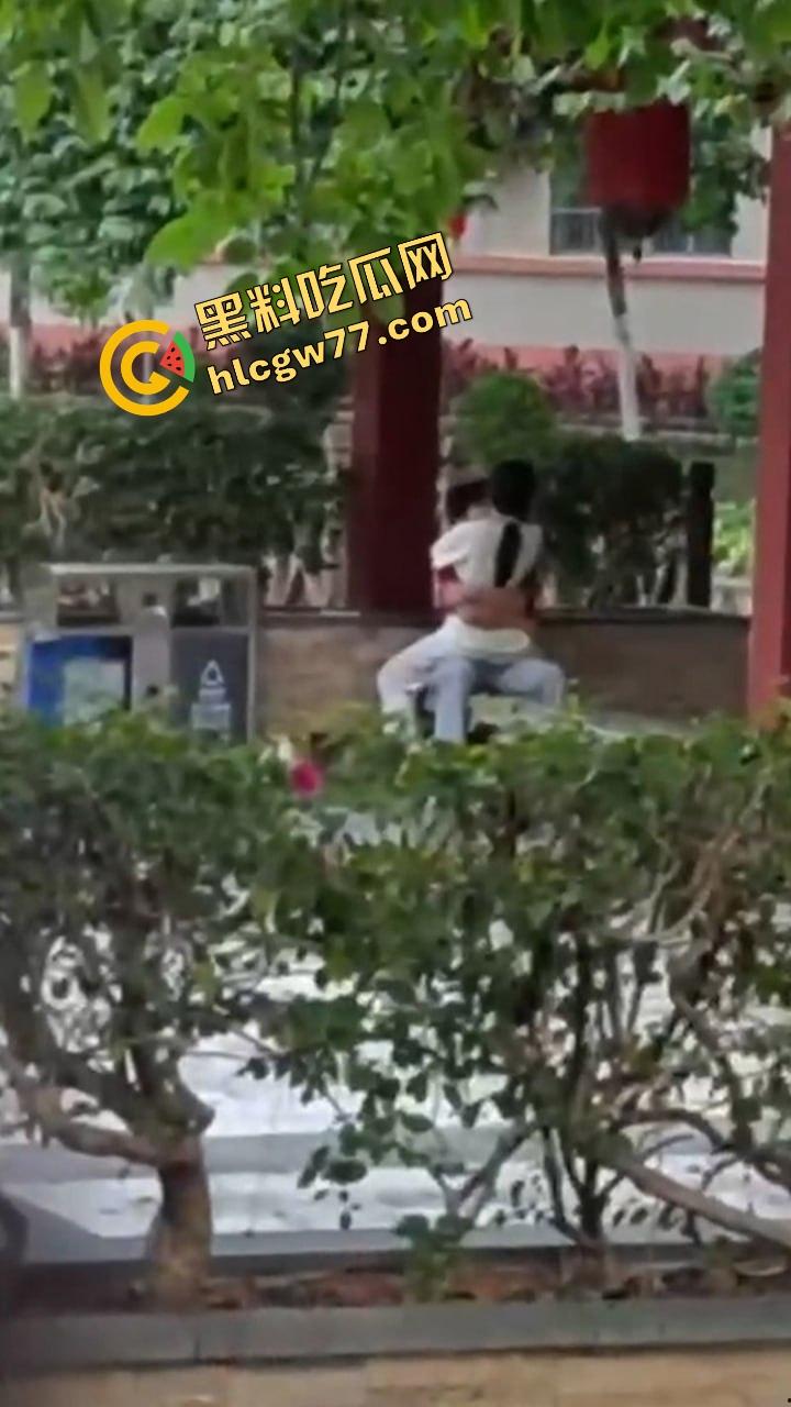 广东食品药品职院情侣操场野战,女友逼痒坐男友腿蹭逼蹭到湿,小哥握腰狂挺差点就插进去! 第12张 广东食品药品职院情侣操场野战,女友逼痒坐男友腿蹭逼蹭到湿,小哥握腰狂挺差点就插进去! 第12张
