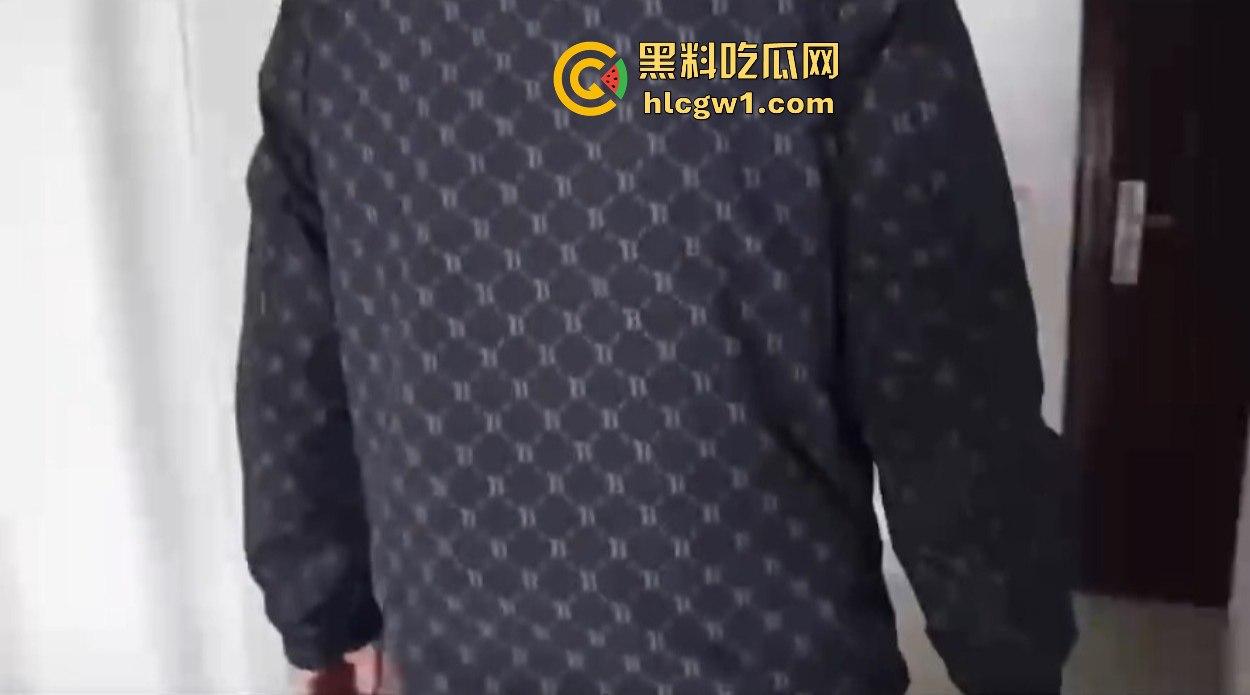 汉中市开锁师傅开门无辜撞见绿油油现场，绿帽现场捉奸，奸夫淫妇正骑马大战，老婆慌得连B都夹紧了！  第2张