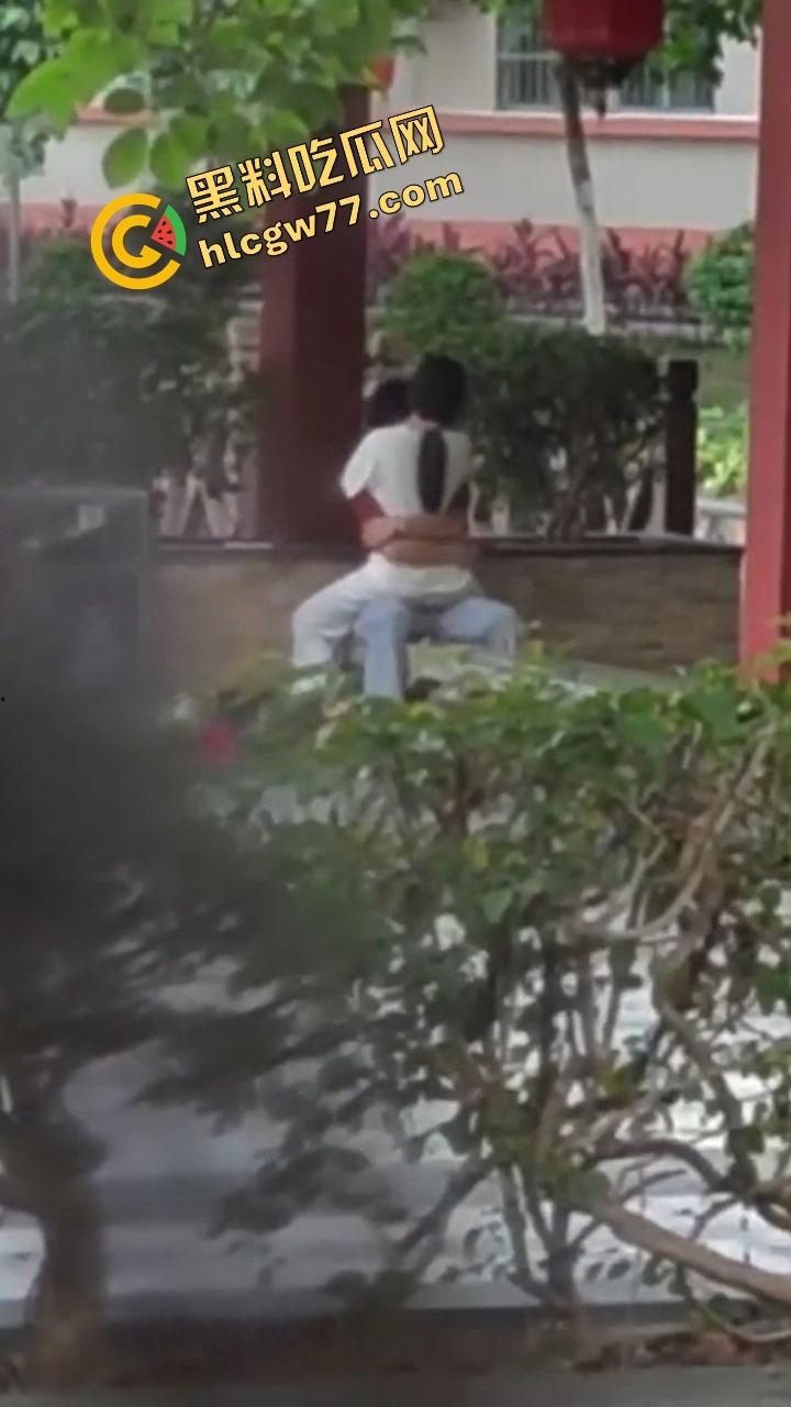 广东食品药品职院情侣操场野战,女友逼痒坐男友腿蹭逼蹭到湿,小哥握腰狂挺差点就插进去! 第13张 广东食品药品职院情侣操场野战,女友逼痒坐男友腿蹭逼蹭到湿,小哥握腰狂挺差点就插进去! 第13张