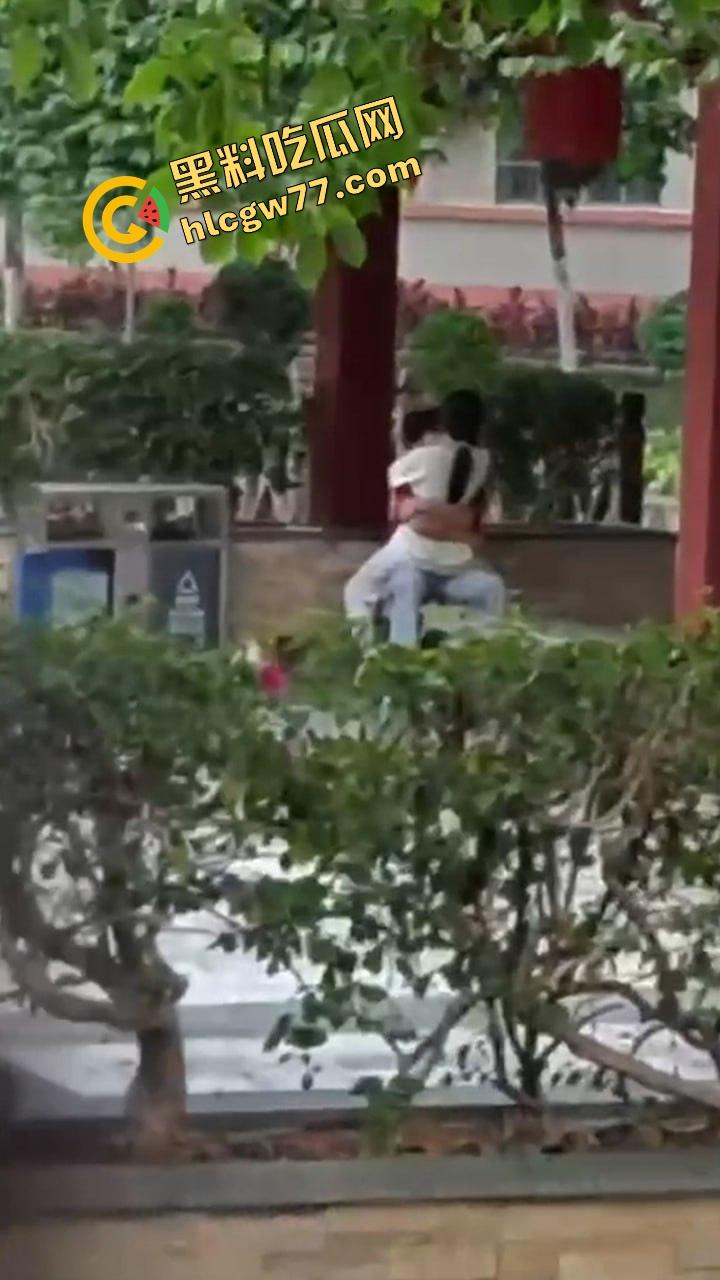 广东食品药品职院情侣操场野战,女友逼痒坐男友腿蹭逼蹭到湿,小哥握腰狂挺差点就插进去! 第14张 广东食品药品职院情侣操场野战,女友逼痒坐男友腿蹭逼蹭到湿,小哥握腰狂挺差点就插进去! 第14张