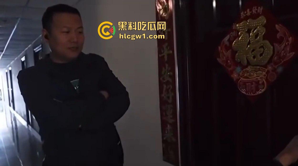 汉中市开锁师傅开门无辜撞见绿油油现场，绿帽现场捉奸，奸夫淫妇正骑马大战，老婆慌得连B都夹紧了！  第4张