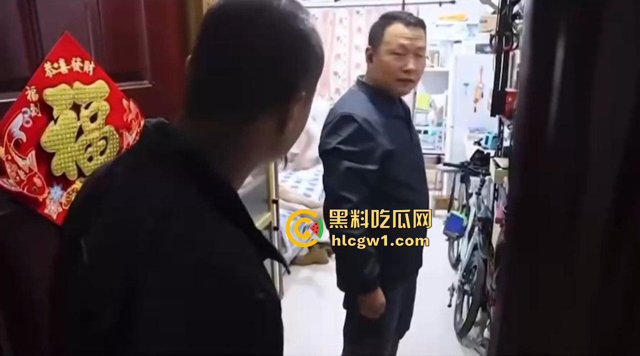 汉中市开锁师傅开门无辜撞见绿油油现场，绿帽现场捉奸，奸夫淫妇正骑马大战，老婆慌得连B都夹紧了！  第6张