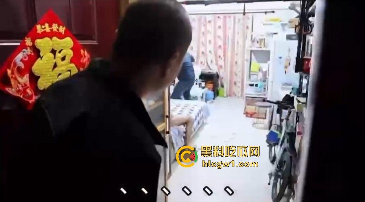 汉中市开锁师傅开门无辜撞见绿油油现场，绿帽现场捉奸，奸夫淫妇正骑马大战，老婆慌得连B都夹紧了！  第7张