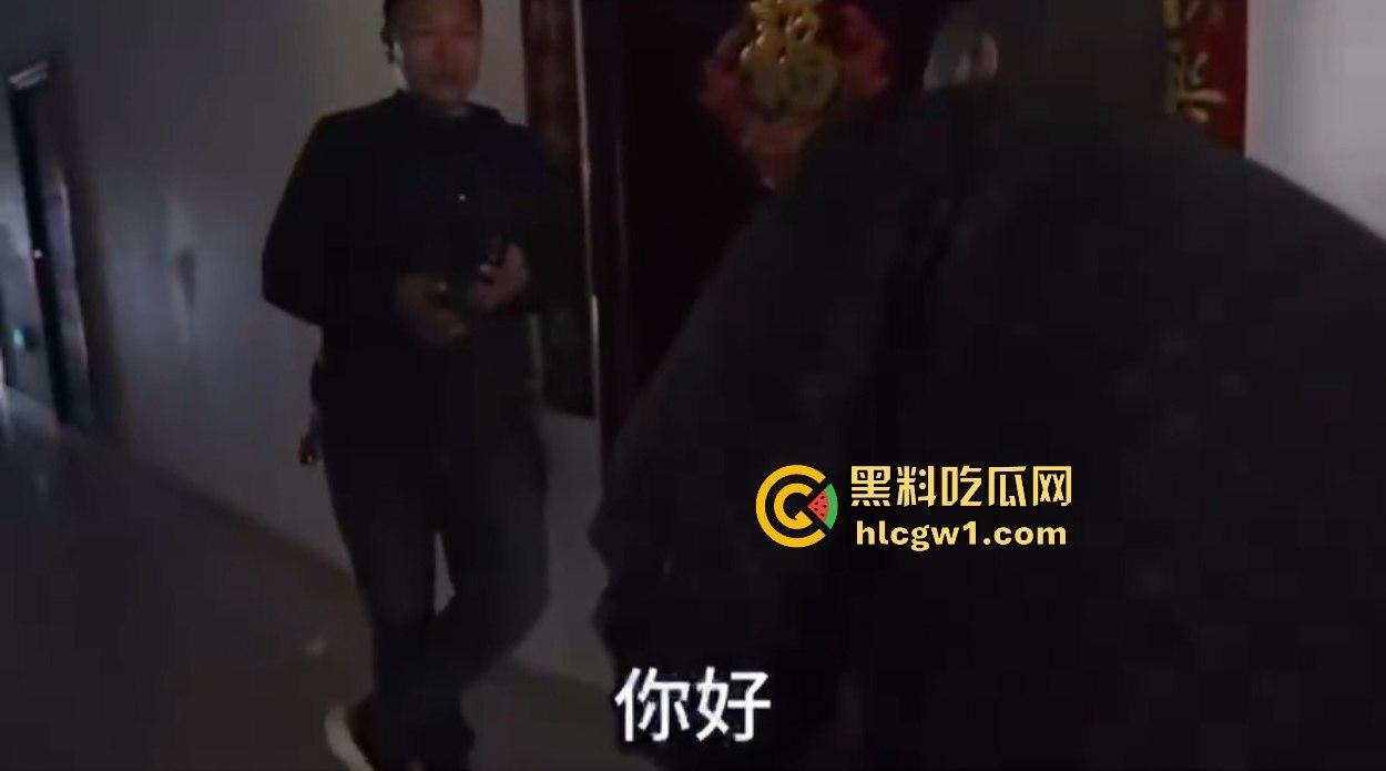 汉中市开锁师傅开门无辜撞见绿油油现场，绿帽现场捉奸，奸夫淫妇正骑马大战，老婆慌得连B都夹紧了！  第8张