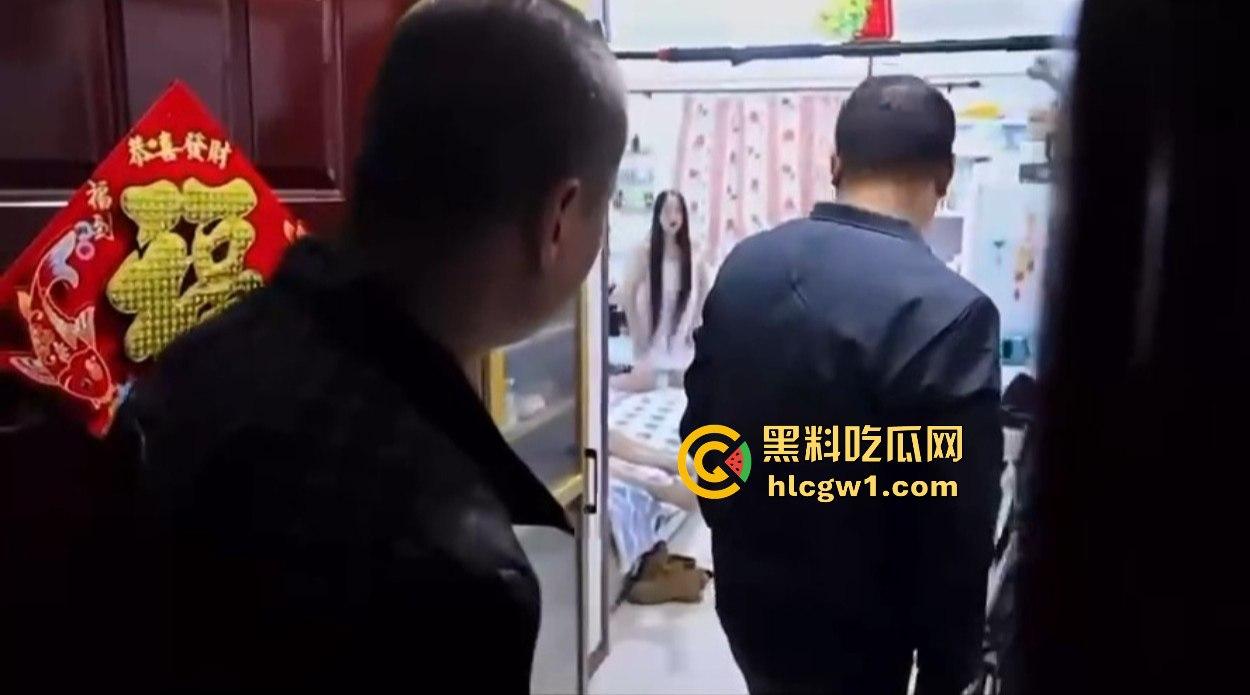 汉中市开锁师傅开门无辜撞见绿油油现场，绿帽现场捉奸，奸夫淫妇正骑马大战，老婆慌得连B都夹紧了！  第10张