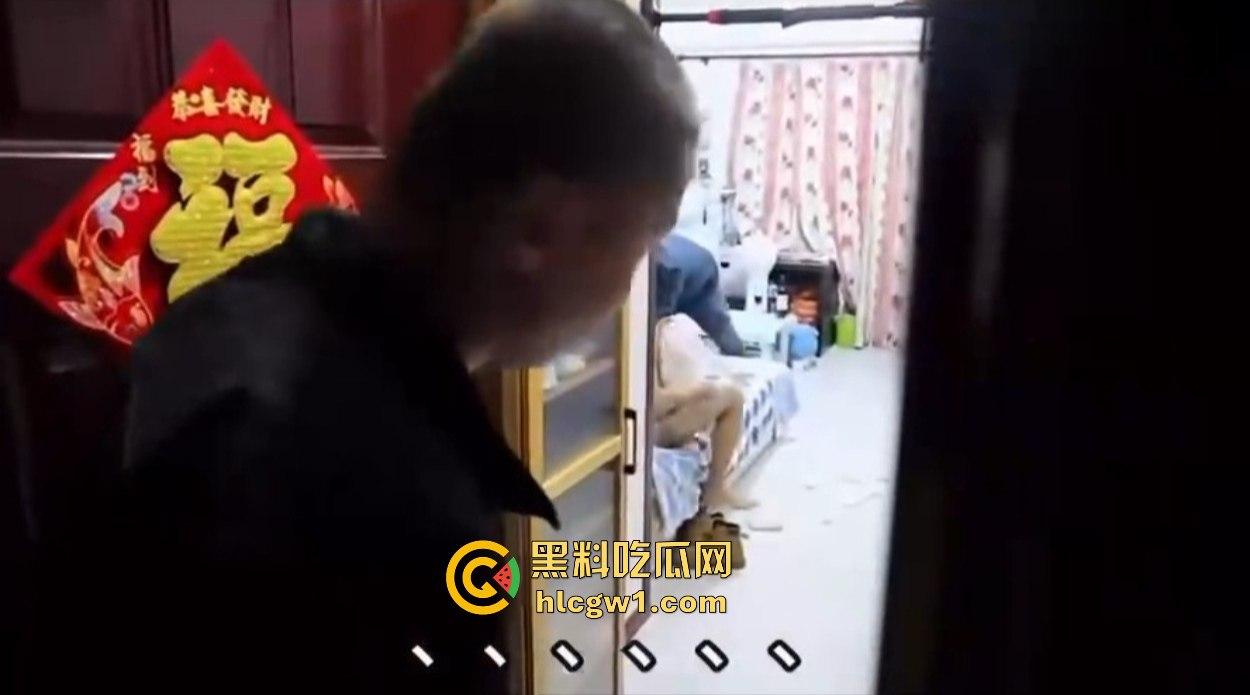 汉中市开锁师傅开门无辜撞见绿油油现场，绿帽现场捉奸，奸夫淫妇正骑马大战，老婆慌得连B都夹紧了！  第11张