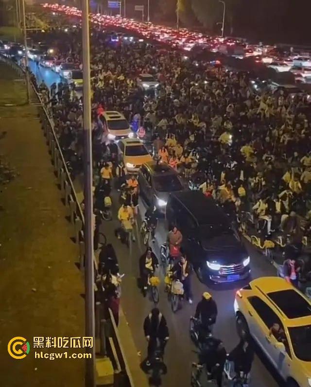 郑州大学生夜骑开封闹翻天!骑行大军占领多条路段,五小时攻陷50公里,交通瘫痪全网炸锅! 第14张 郑州大学生夜骑开封闹翻天!骑行大军占领多条路段,五小时攻陷50公里,交通瘫痪全网炸锅! 第14张