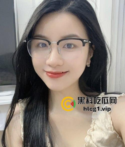 绿帽圈新晋推特大神出手！眼镜骚妻红丝勾魂，大佬后入爆插，娇喘声声透屏撩人！  第1张