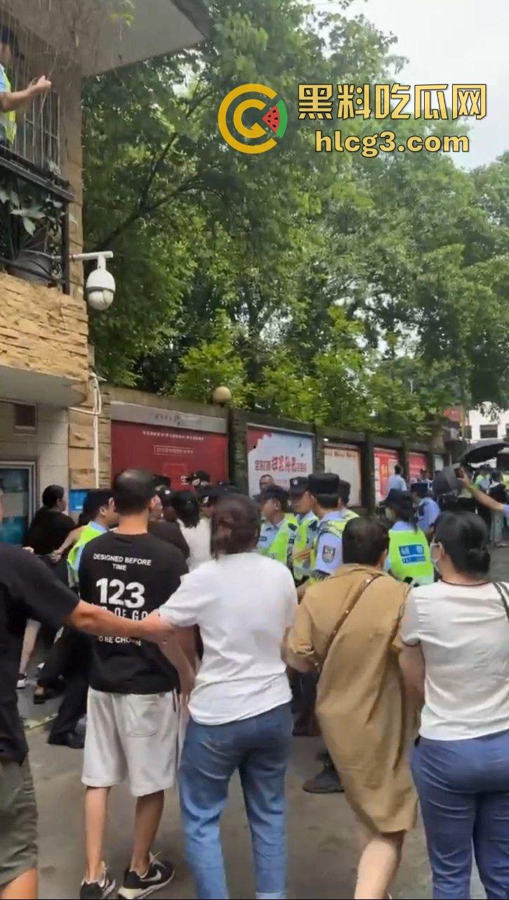 广州寄锦教育老板【崔一曼】以入户考试包过著名 诈骗几千人上亿元 被骗群众集体维权 最终被警方逮捕  第10张