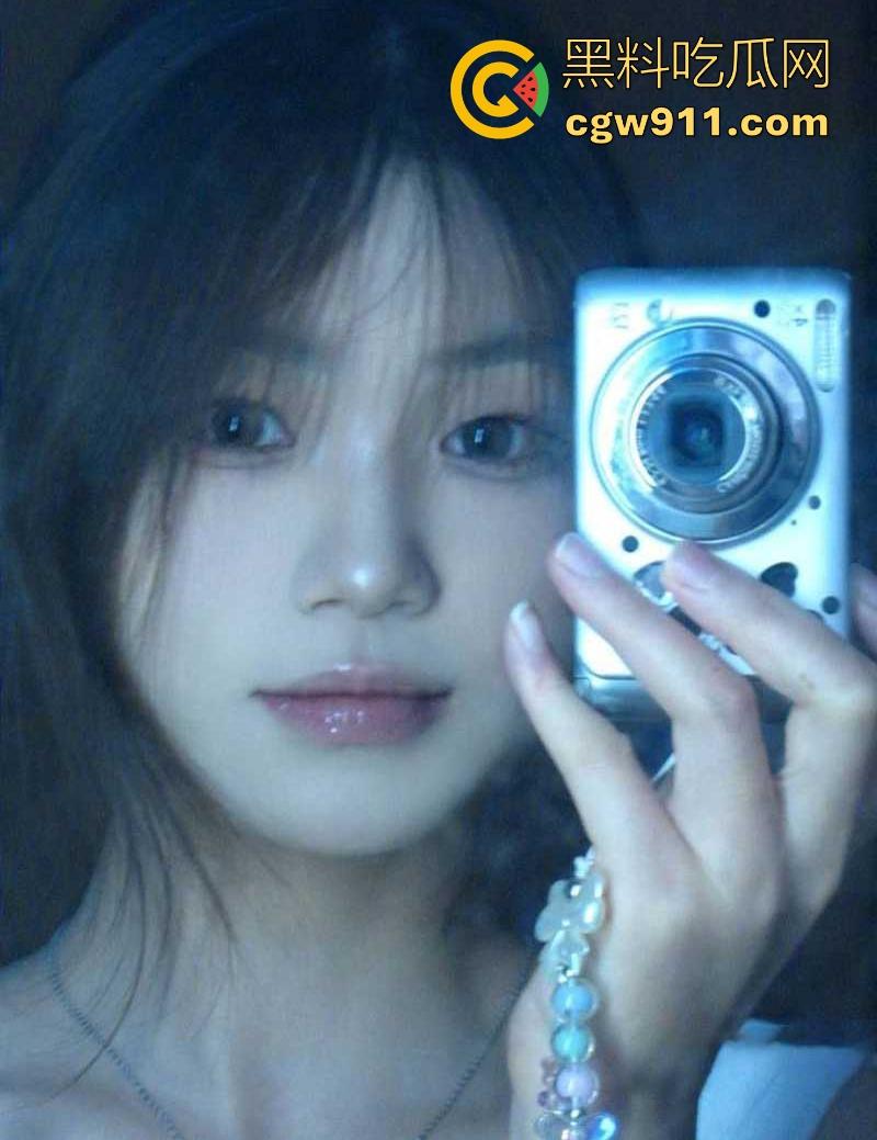 渣男曝光湖南前女友【刘美嘉】全裸揉奶露穴淫片，粉嫩奶头硬邦邦，聊天记录极其淫荡，小情侣玩的真骚啊！  第4张