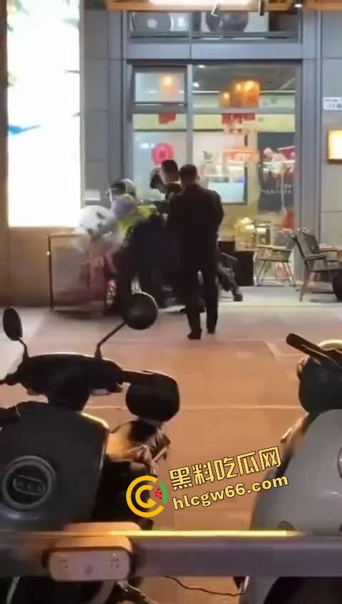 深圳龙华商场惊现当代刀客，男子当街狂捅女子，疑似被绿崩溃现场开演爱情没了，人也疯了！  第4张