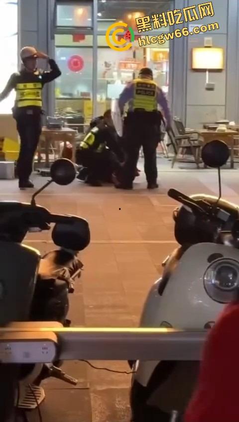 深圳龙华商场惊现当代刀客，男子当街狂捅女子，疑似被绿崩溃现场开演爱情没了，人也疯了！  第5张