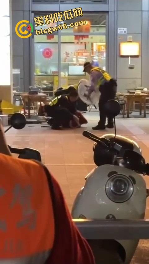 深圳龙华商场惊现当代刀客，男子当街狂捅女子，疑似被绿崩溃现场开演爱情没了，人也疯了！  第6张