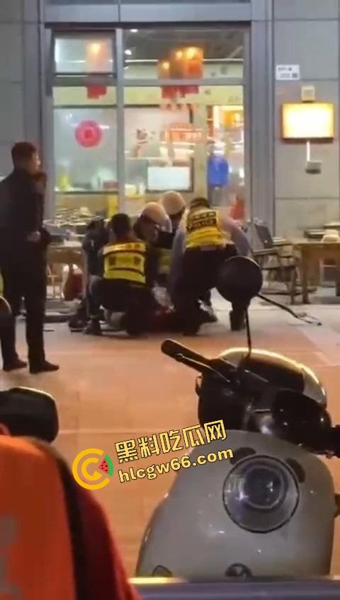 深圳龙华商场惊现当代刀客，男子当街狂捅女子，疑似被绿崩溃现场开演爱情没了，人也疯了！  第7张