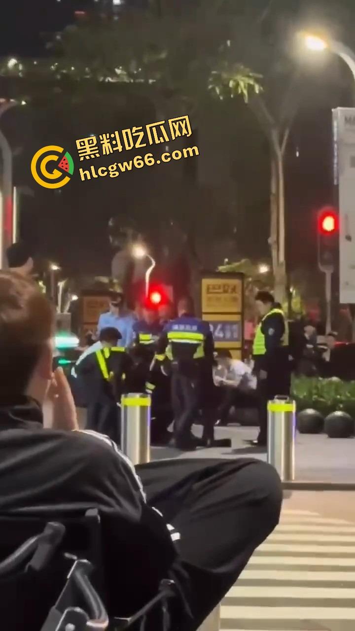 深圳龙华商场惊现当代刀客，男子当街狂捅女子，疑似被绿崩溃现场开演爱情没了，人也疯了！  第8张