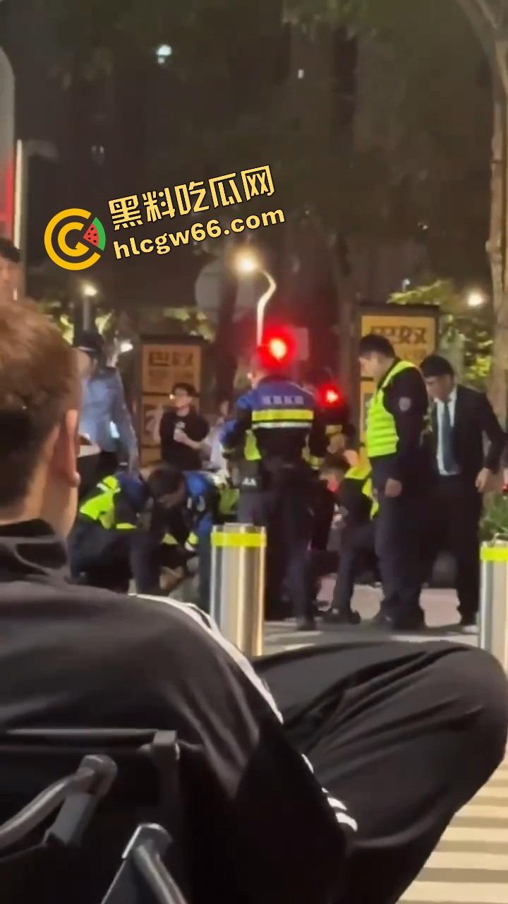 深圳龙华商场惊现当代刀客，男子当街狂捅女子，疑似被绿崩溃现场开演爱情没了，人也疯了！  第9张