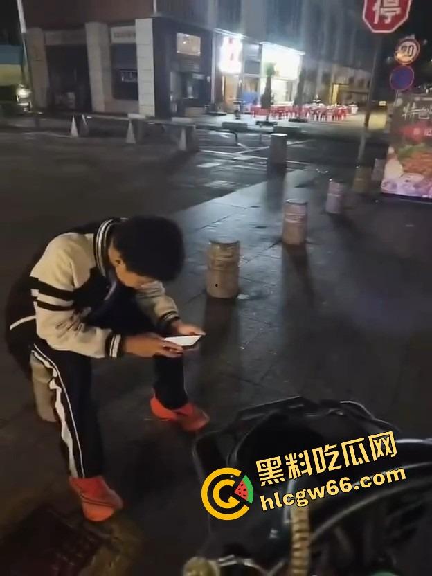 深圳龙华商场惊现当代刀客，男子当街狂捅女子，疑似被绿崩溃现场开演爱情没了，人也疯了！  第10张