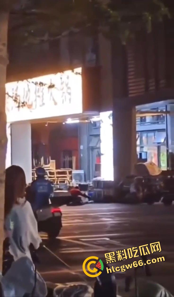 深圳龙华商场惊现当代刀客，男子当街狂捅女子，疑似被绿崩溃现场开演爱情没了，人也疯了！  第13张