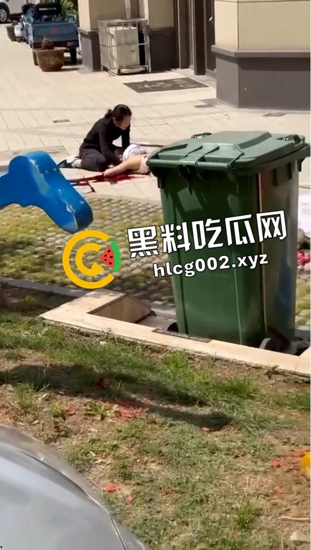 牙疼真要人命！女子被医生多拔了一颗牙 为报仇带刀直接捅死医生 现场血腥视频流出  第3张