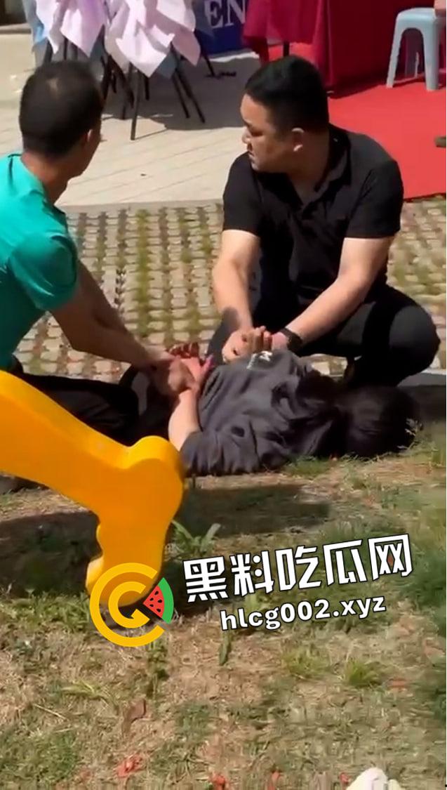 牙疼真要人命！女子被医生多拔了一颗牙 为报仇带刀直接捅死医生 现场血腥视频流出  第5张