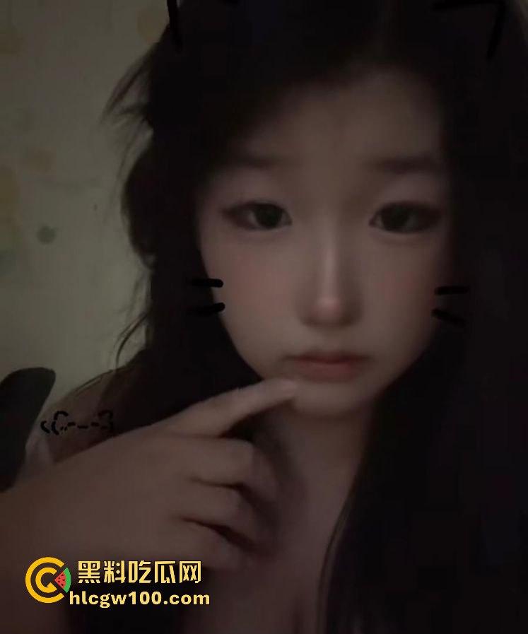 河南商丘职业技术学院【刘鑫雨】视频泄密，童颜巨乳反差嫩妹自摸曝光，清纯脸蛋骚浪动作，这颜值身材真想来一发！  第1张